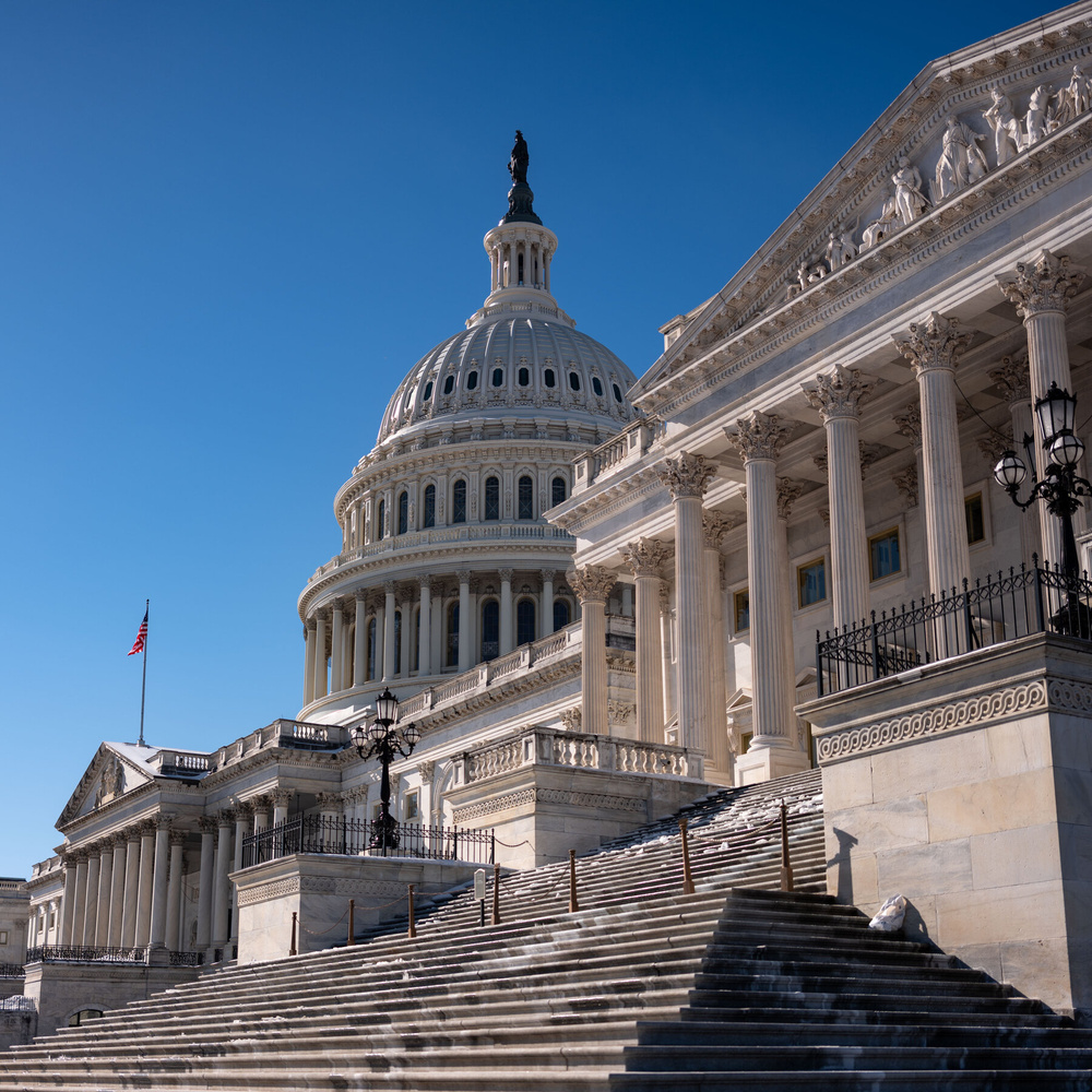 Изображение к статье: Демократы ставят под сомнение срочность Трампа атаковать Иран