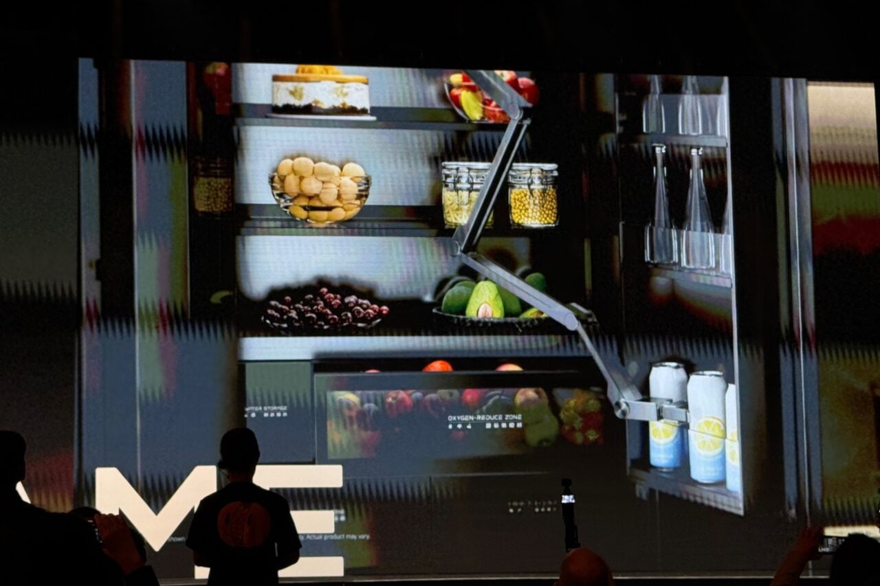 文章配图： 追觅智能冰箱配备机械臂，可自动将您的 groceries 收纳归位。