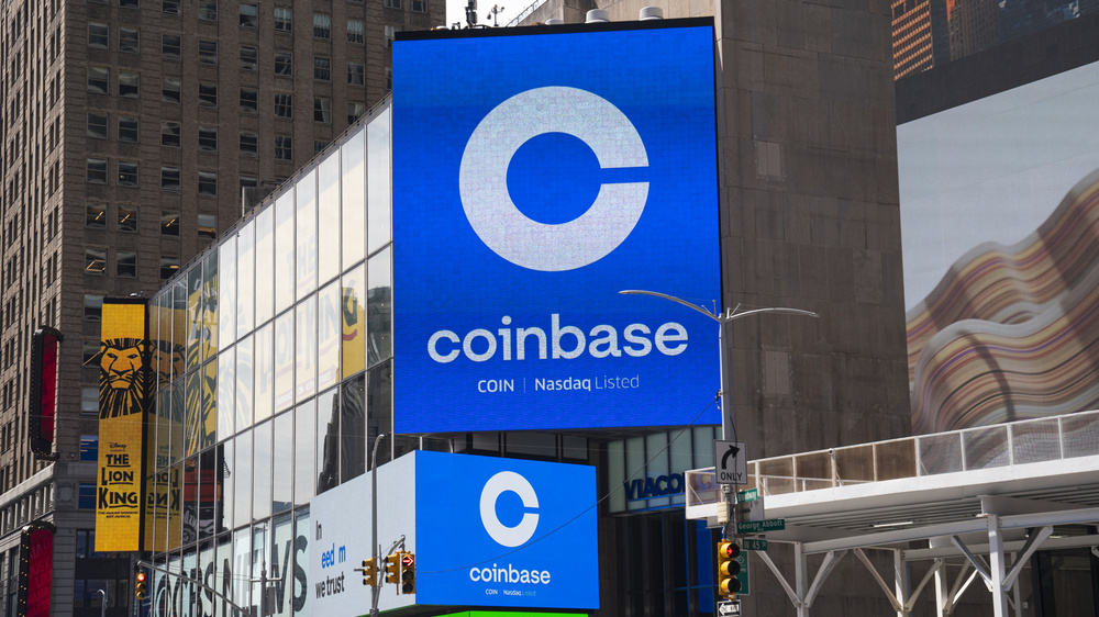 文章配图： Coinbase 在"AI 原生”重组中裁减近 700 名员工