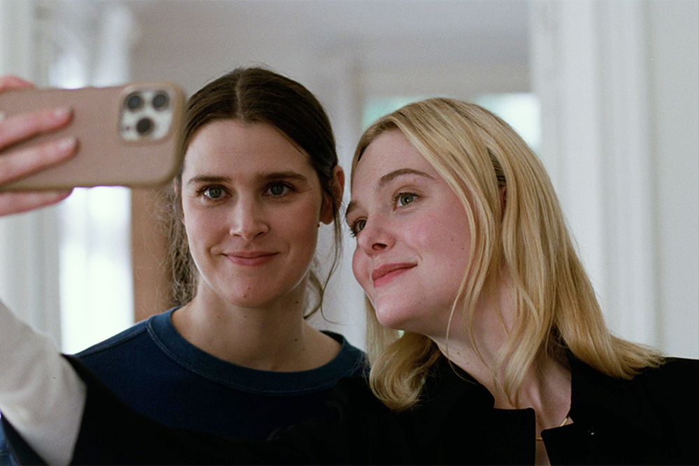 Изображение к статье: «Сентиментальная ценность»: Йоахим Триер о монтаже дома и о том, почему чуть не спаленный им дом «просачивался в подсознание, когда я писал это»