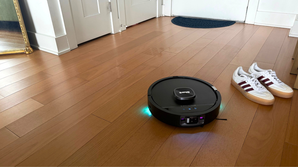 기사 이미지: 샤크스 새로운 스크러빙 중심 로봇 청소기, UV 광선을 이용하여 얼룩을 찾는다. 나는 다른 최고의 로봇 물걸레와 비교 테스트를 진행했다.