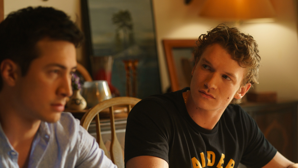 Изображение к статье: Коннор Сторри о финале «Накалённой вражды», о том, как Илья первым сказал «Я люблю тебя» и плакал с Хадсоном Уильямсом во время съемок их последней сцены «Счастливого конца»