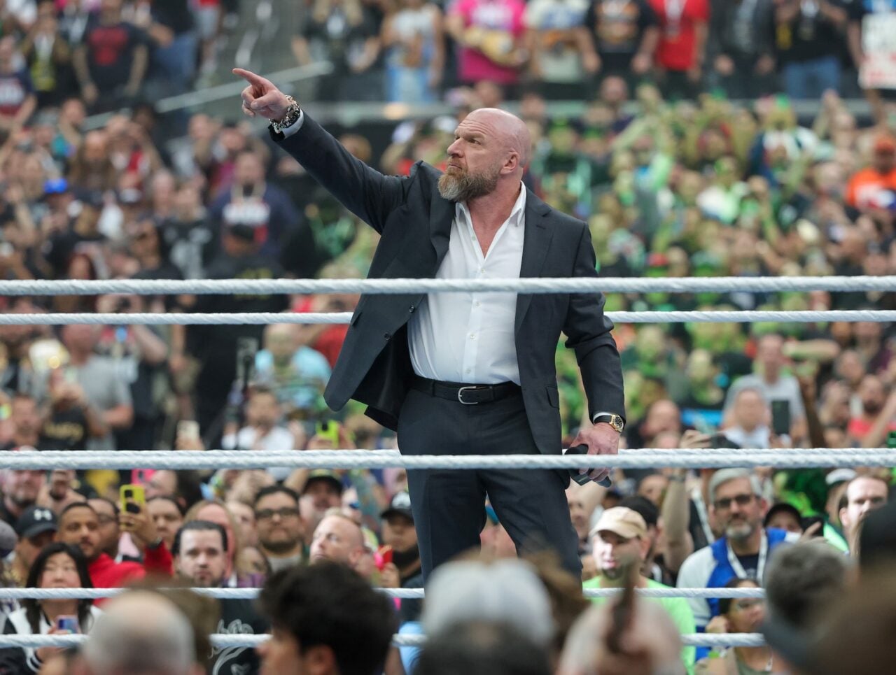 文章配图： 由故障 AI 生成的 WWE 视频，其声音仿佛被扼住喉咙，这将是娱乐业的未来。