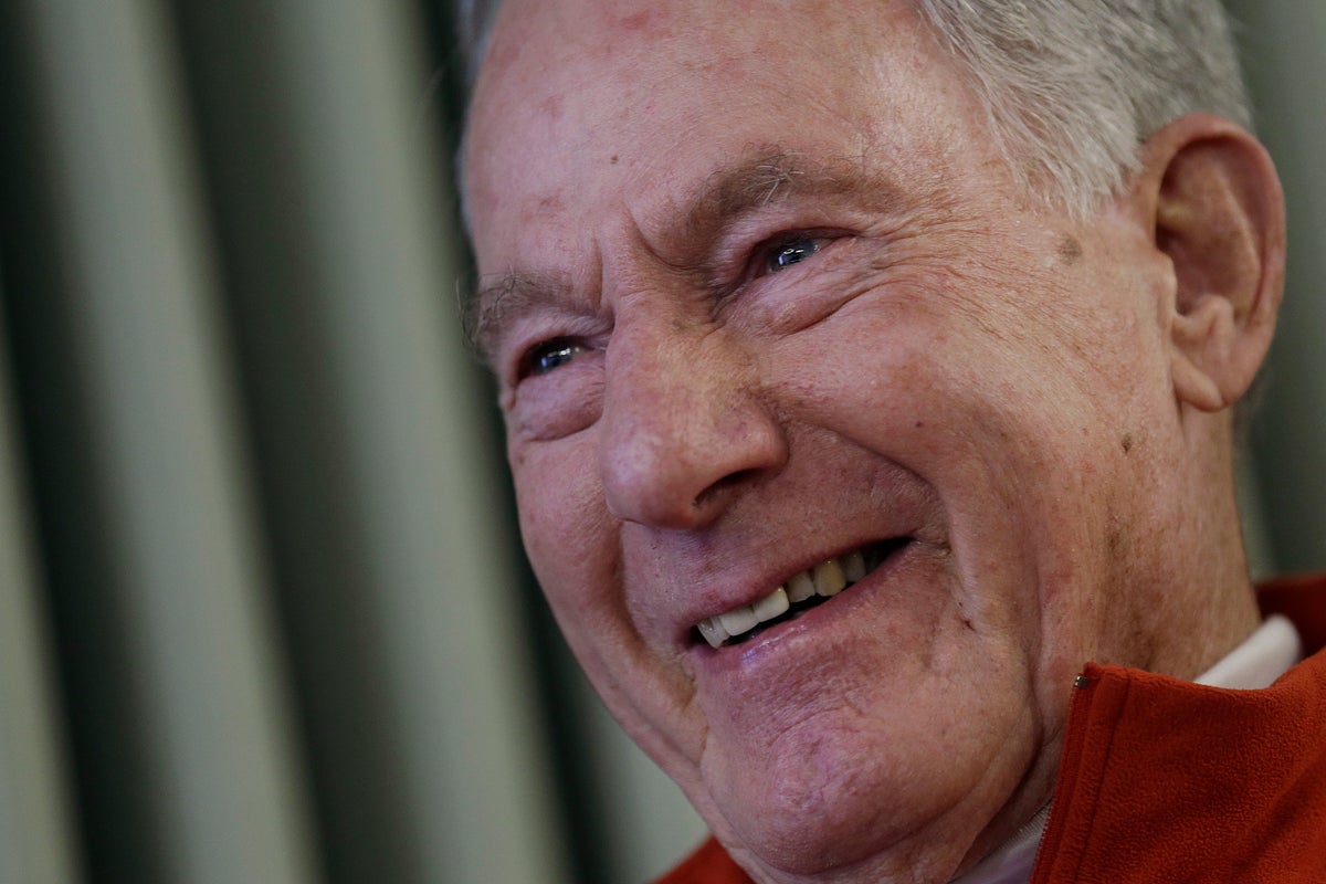 기사 이미지: 에베레스트를 등반한 최초의 미국인, 짐 휘태커, 97세로 사망