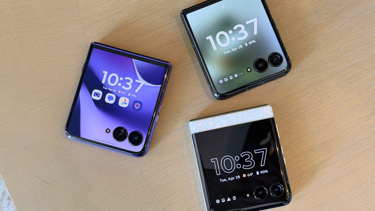 文章配图： 我试用了摩托罗拉 Razr Ultra 2026，相比之下，其他翻盖手机都显得无趣了。