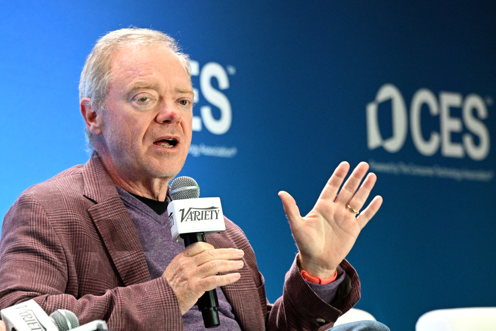 Изображение к статье: Генеральный директор Roku рассказывает о новом стриминговом сервисе без рекламы за 3 доллара в месяц и предсказывает выход первого «на 100% сгенерированного искусственным интеллектом хитового фильма» в ближайшие три года.