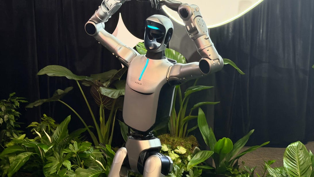Image for the article: First Steps? Honor's Humanoid Robot Makes Its Debut With a Moonwalk and a Backflip