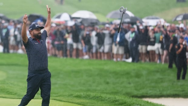 기사 이미지: J.J. 스파운, 긴 장마 끝에 최악의 습한 오크몬트에서 우승하며 US 오픈을 제패