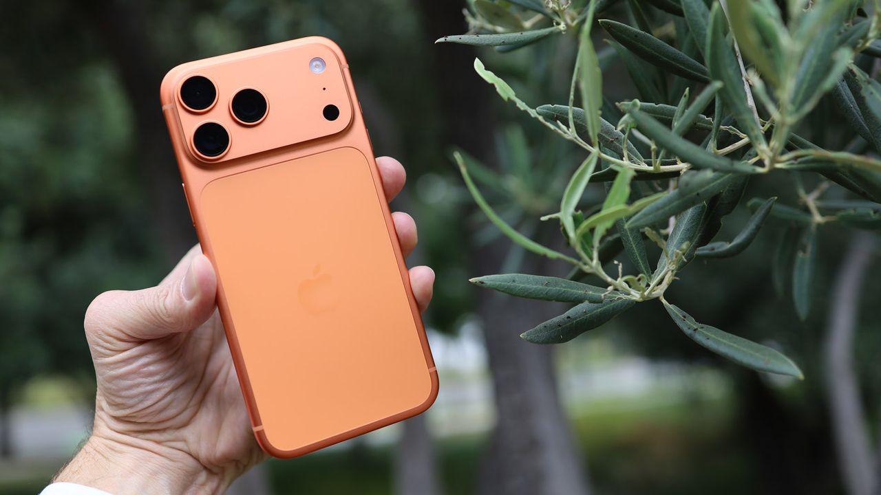 Изображение к статье: Складной iPhone Ultra может стоить даже больше, чем MacBook Pro M5.