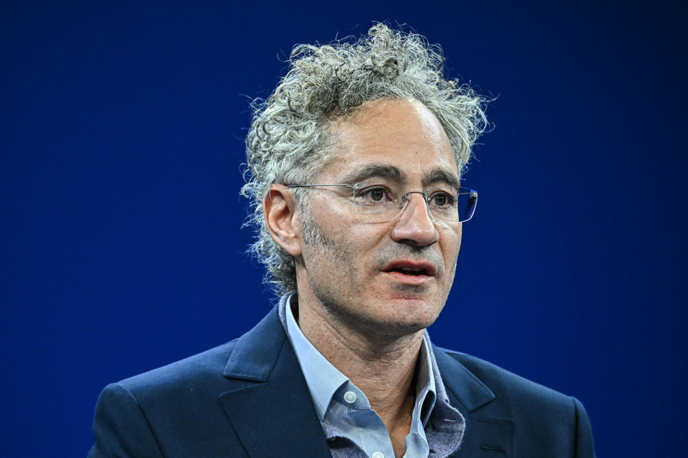 文章配图： Palantir 表示，AI 代币已成为新的煤炭，随着其收入激增