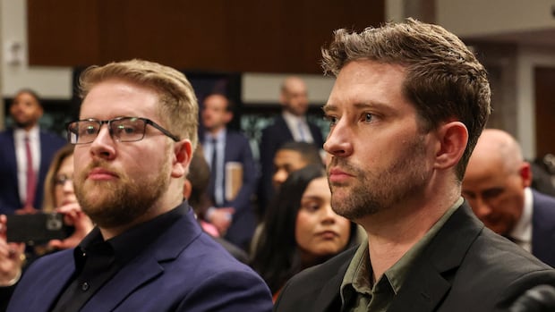 Изображение к статье: Братья Рене Гуд, женщины, смертельно застреленной ICE, говорят на публичном форуме: «Какую прекрасную американку мы потеряли».