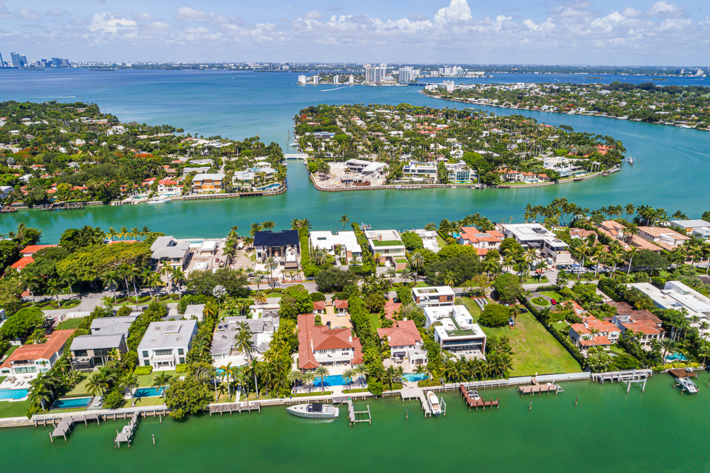 Изображение к статье: Калифорнийские миллиардеры переезжают в Майами. Мы нанесли на карту места их покупок.