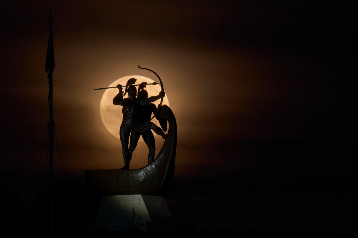 Image for the article: Photos of a blood-red moon and total lunar eclipse