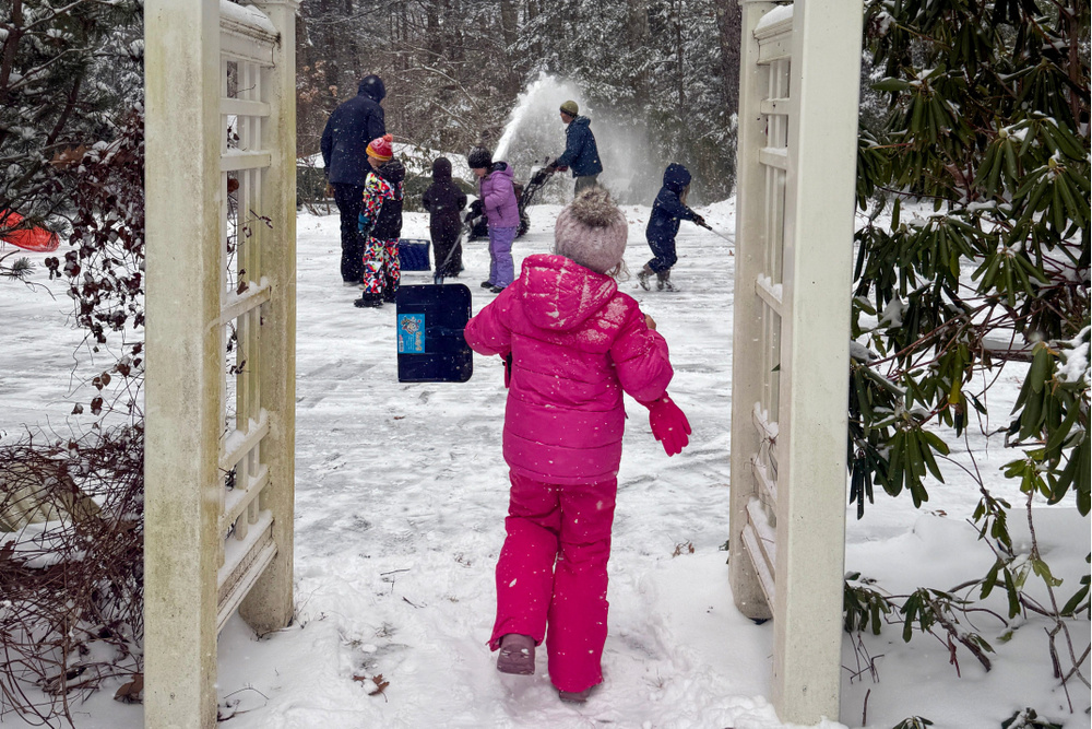기사 이미지: 저는 7살 이하의 아이들에게 유선 전화를 하나 놔줬어요. 아이들이 제 도움 없이 눈 오는 날 친구들을 초대했고, 저는 정말 기뻤어요.