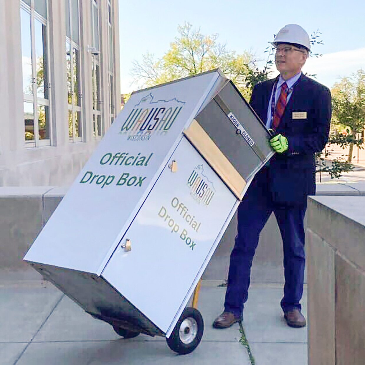 Изображение к статье: Обвинения не предъявлены мэру Висконсина, убравшему ящик для голосования в 2024 году