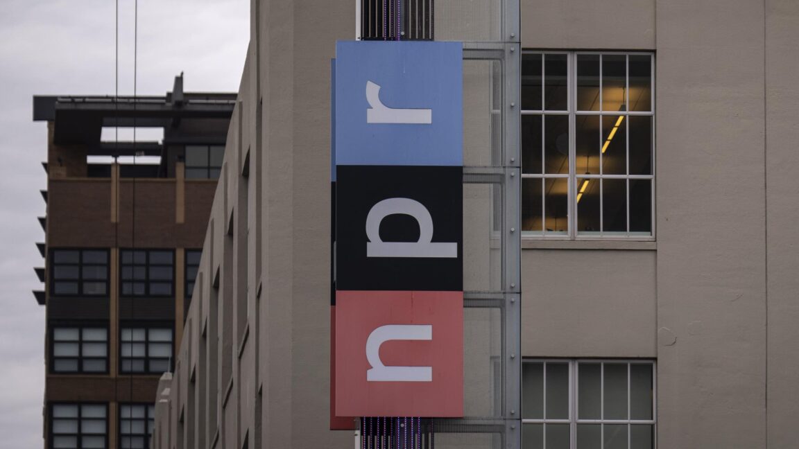 Image illustrant l'article : "La Maison Blanche qualifie NPR et PBS d'"arnaque" et demandera au Congrès de retirer leur financement."
