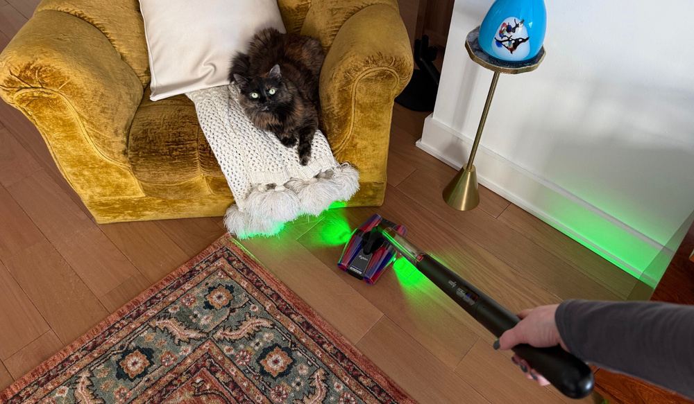 기사 이미지: 나는 다이슨의 새로운 펜슬백(PencilVac)을 사용해봤는데, 이것은 중량이 절반으로 줄어든 스틱 청소기이며, 레이저가 두 배로 늘어났습니다. 아니, 나는 차분해지지 않을 거야.