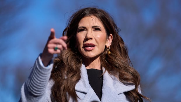 Изображение к статье: Судья выносит решение против плана США лишить 350 000 гаитян юридического статуса, отмечает "расовую враждебность" Ноэм и Трампа.