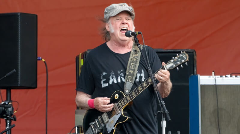 Изображение к статье: Нил Янг отдает Гренландии дело своей жизни и показывает Amazon средний палец