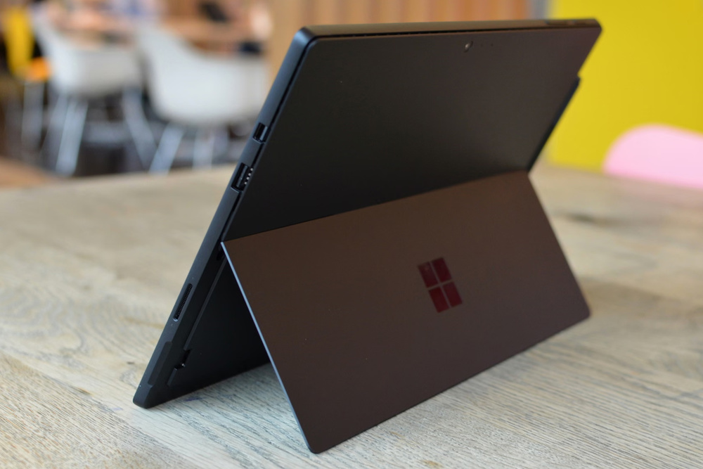 Изображение к статье: Ощутите лучшее из обоих электронных миров с Microsoft Surface Pro 6 за $230.