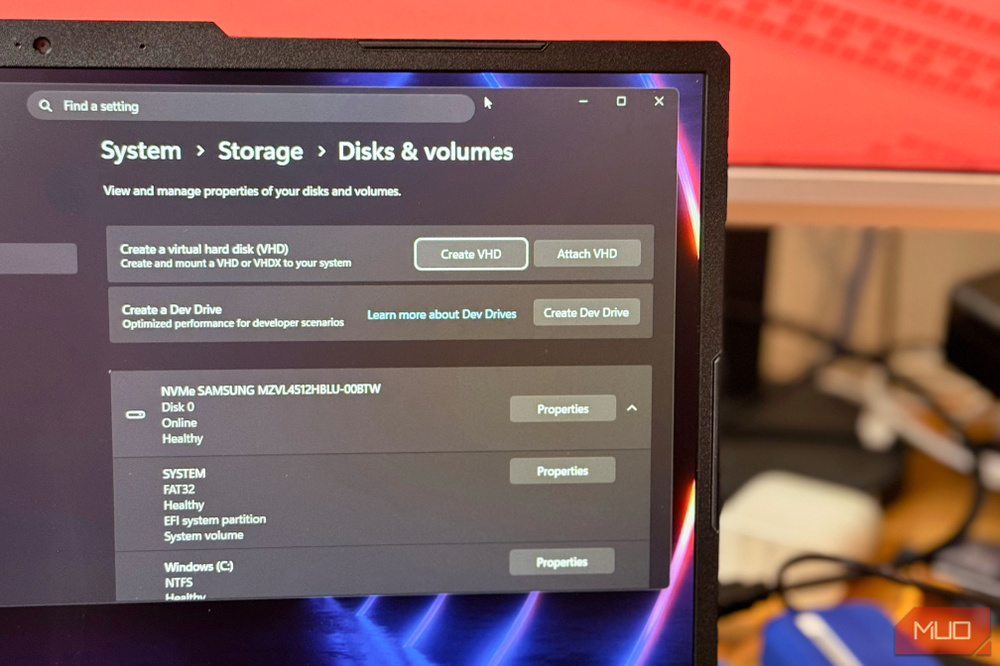 文章配图： Windows 不会告诉你，但你的高速 SSD 可能被困在慢速车道上。