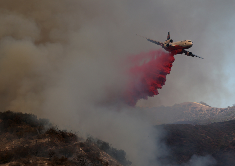 文章配图： 纳税人可能需多支付数百万美元以应对 wildfires，因航空燃油价格飙升。
