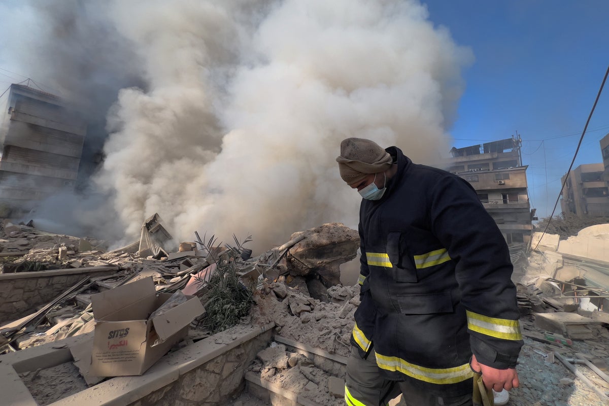 Изображение к статье: Фотографии показывают, как ливанцы спасаются бегством, а здания разрушены после израильских ударов.