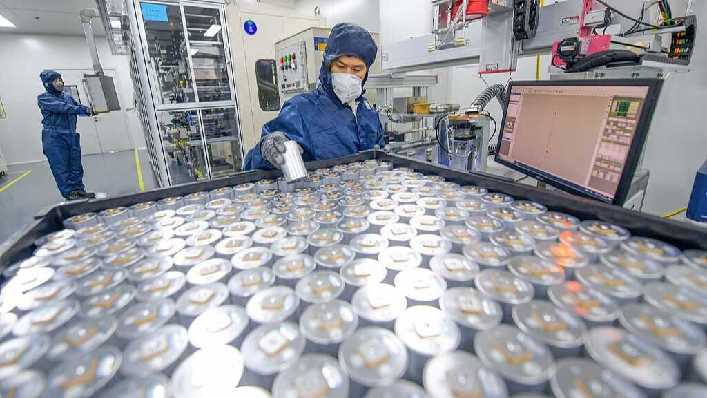 記事の画像： 「『燃えない』：中国の「耐火性」ナトリウム電池が、EVを内燃機関車（ICE）よりも安全にするブレークスルーとなる理由」