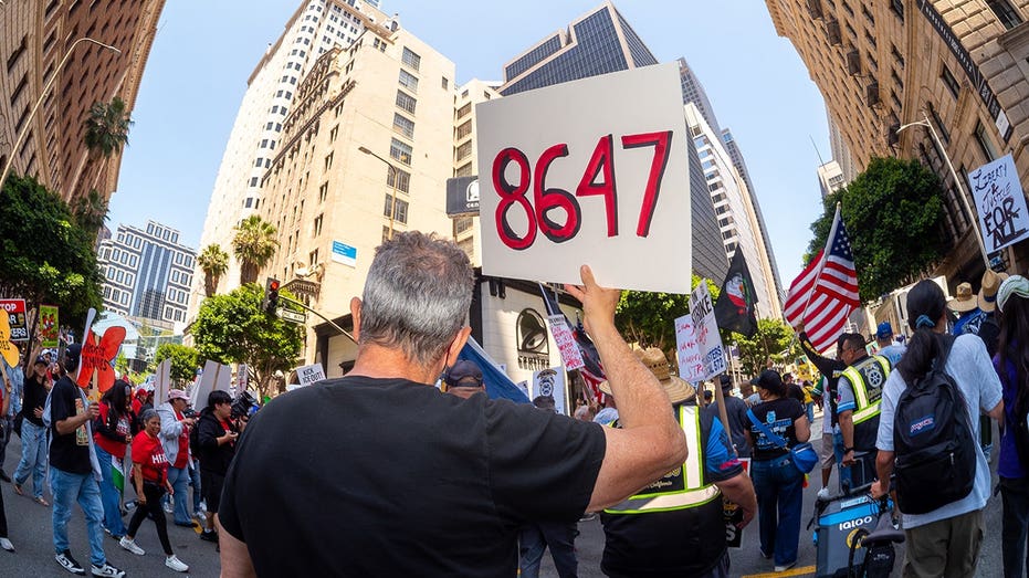 文章配图： ‘86 47’口号与詹姆斯·科米关联，在美国五一抗议活动中再度出现