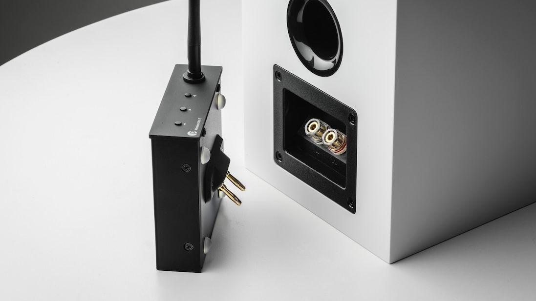 文章配图： Pro-Ject 刚刚推出了一款小巧的无线化适配器，可将其连接至无源音箱的接线柱，从而让这些音箱接入与 Sonos 相媲美的 WiiM 生态系统；此外，该公司还推出了一款专为 Hi-Fi 功放设计的流媒体播放器。不过，苹果用户可能最好跳过这款产品。