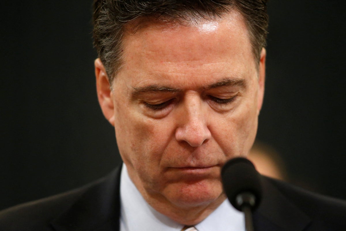 文章配图： 前 FBI 局长科米因“贝壳照片”一事遭起诉，法律专家认为此举“荒谬且充满报复心”。