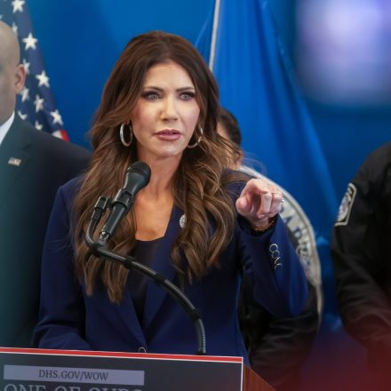 Изображение к статье: Законодатели призывают Meta прекратить показ рекламы ICE с неонацистским гимном