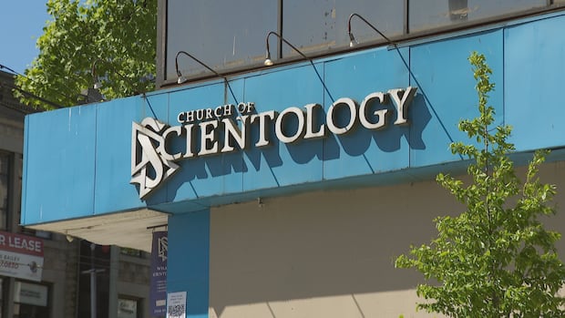 文章配图： 数百名年轻人涌入温哥华的 Scientology 大楼，作为“速通”趋势的一部分。
