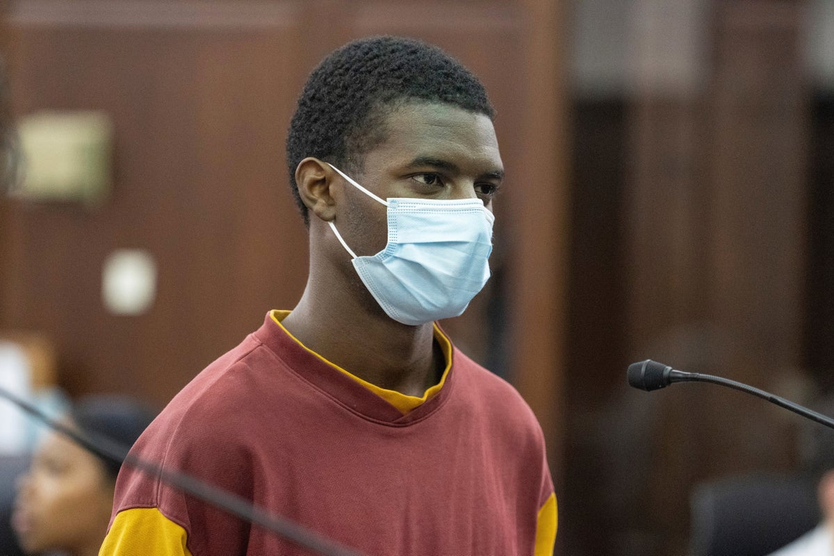 Image for the article: Brooklyn activist pleads guilty to setting fire to 11 NYPD vehicles