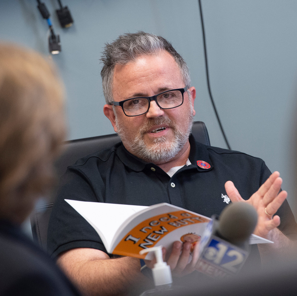 Изображение к статье: Учитель, прочитавший ученикам книгу "Мне нужна новая попа!", вернул себе работу через суд.