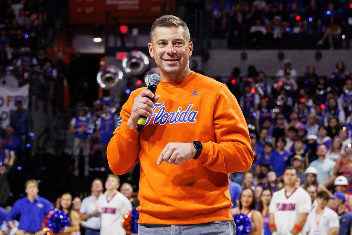 Image for the article: Florida coach Jon Sumrall's photoshoot with a 7-foot alligator includes some tense moments