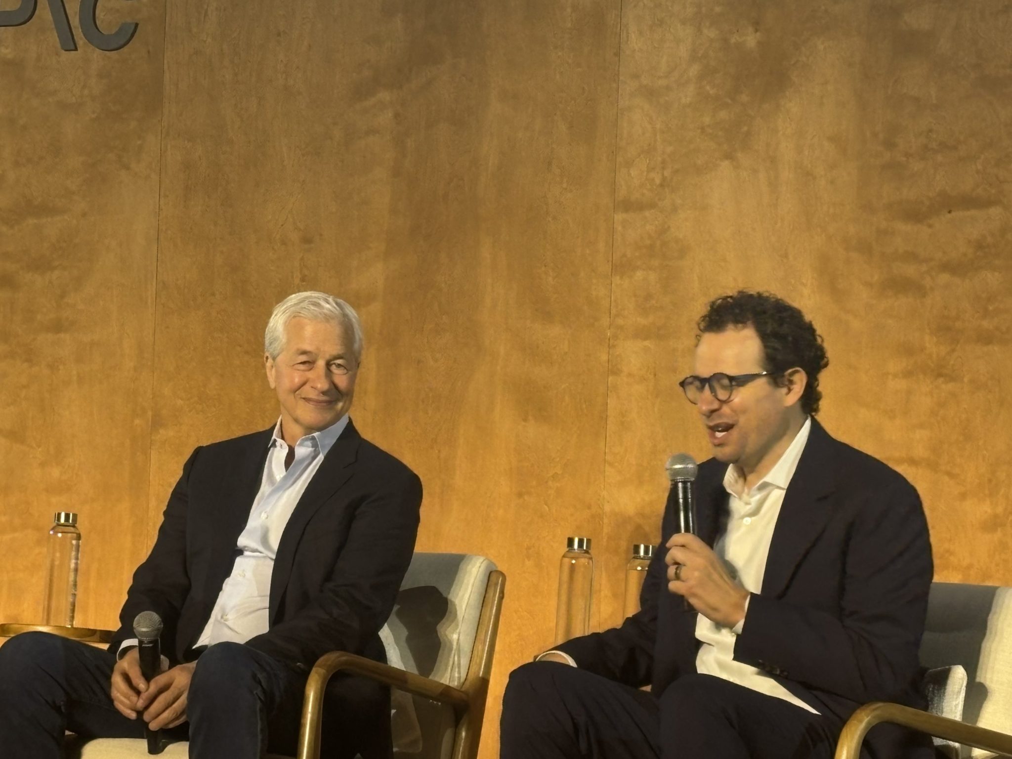 文章配图： Jamie Dimon 与 Dario Amodei 首次同台。他们揭示了关于人工智能、网络风险以及华尔街未来的洞见。