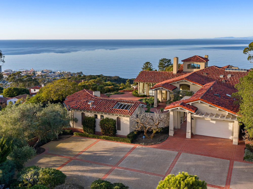 기사 이미지: 드림 시어스의 '고양이 장갑'을 쓴 해변가의 집이 9,950만 달러에 매매 중입니다. 집 안을 살펴보세요.