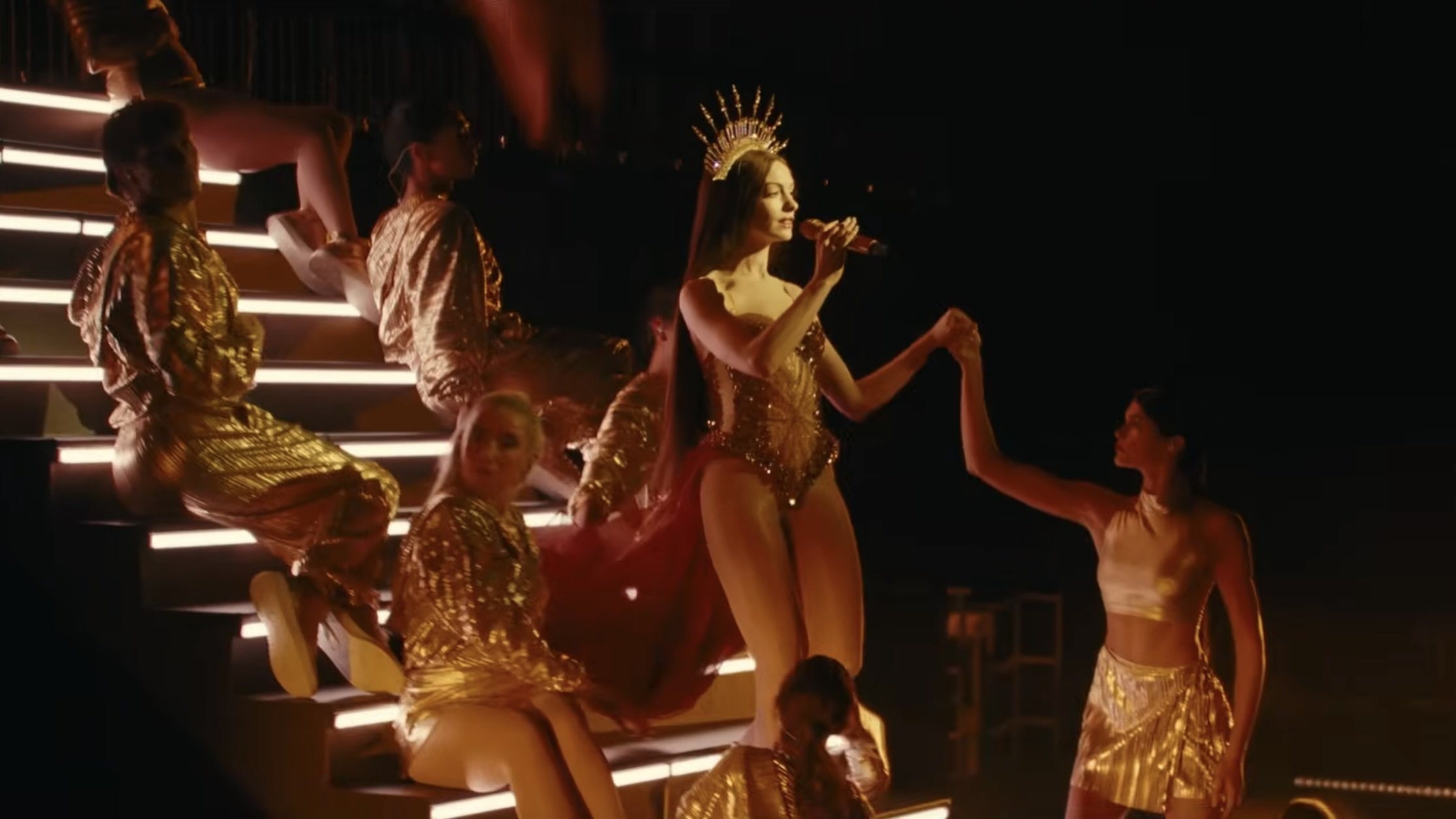 Изображение к статье: Энн Хэтэуэй переживает кошмар поп-звезды в трейлере «Мать Мэри»