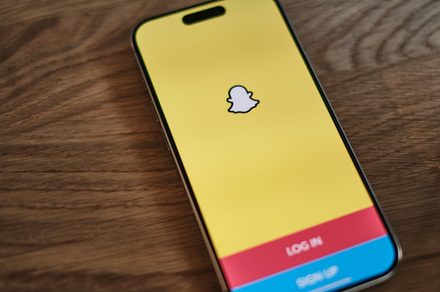 文章配图： Snapchat 推出的新广告格式让 AI 聊天机器人听起来像推销员。