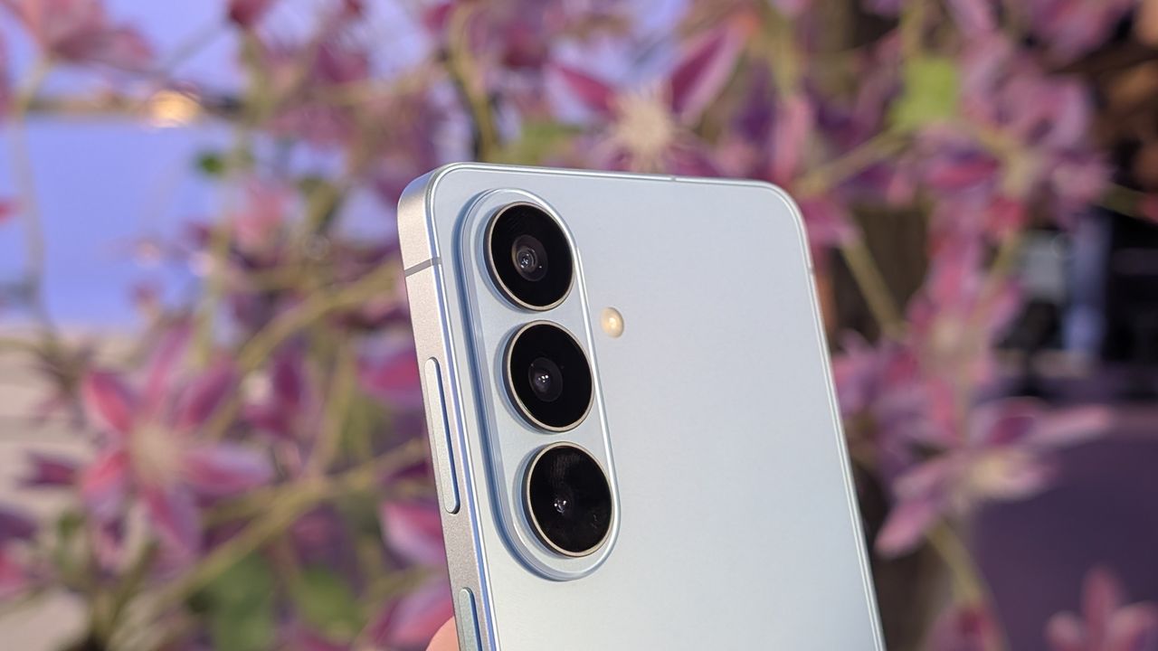 文章配图： Verizon 的套餐包含四部 Galaxy S26，而非一部或两部，搭配超低价无限流量计划——而且无需换机。