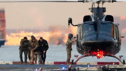기사 이미지: 생중계: 마두로와 부인, 격렬한 반대 시위 속 뉴욕 연방 법원 도착