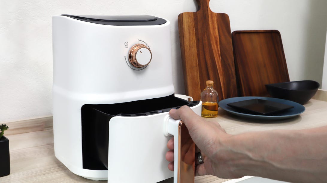 Изображение к статье: Шеф-повар предупреждает: прекратите использовать оливковое масло в аэрофритюрнице. Используйте это вместо него