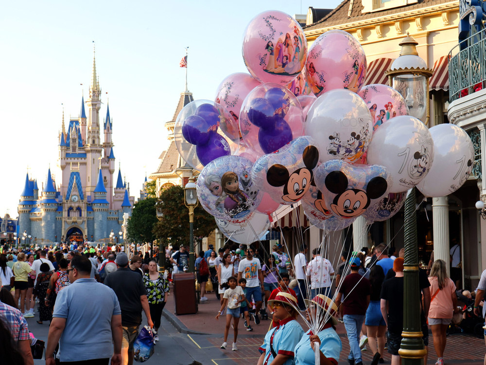 기사 이미지: 1955년 개장일 당시 디즈니랜드 입장료는 1달러였습니다. 그 이후 디즈니 파크 가격이 얼마나 치솟았는지 확인해보세요.