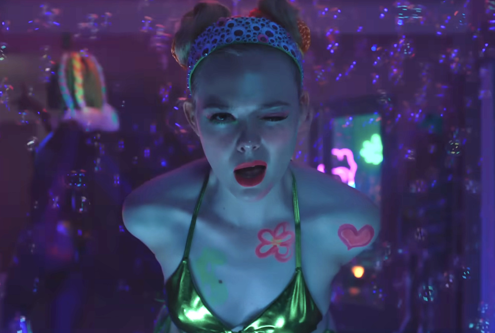 Изображение к статье: Эль Фаннинг запускает OnlyFans после неожиданной беременности в трейлере сериала Apple TV «У Марго проблемы с деньгами»