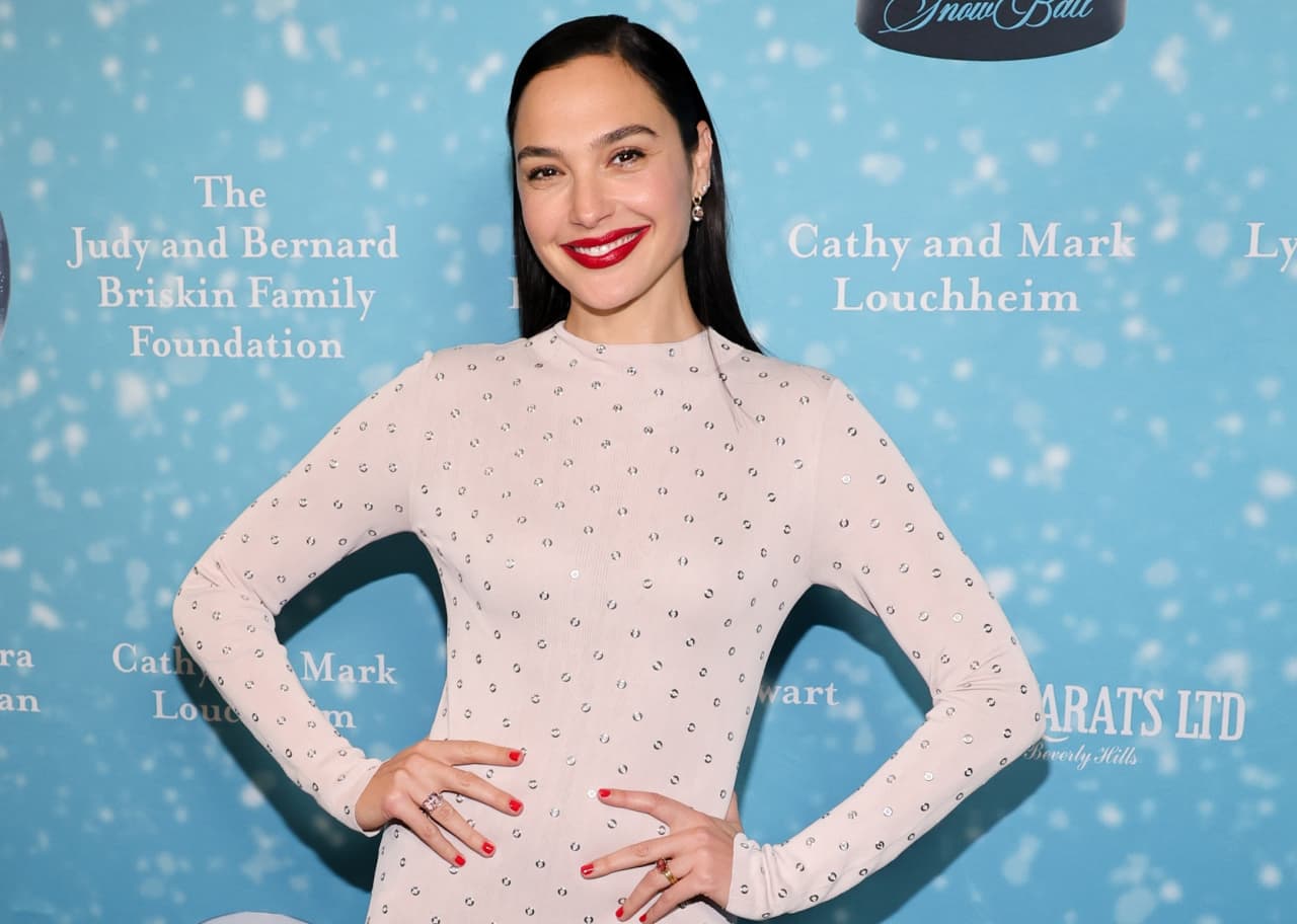 Image for the article: ‘Wonder Woman’ star Gal Gadot lists her elegant beachfront penthouse in Malibu for $8.75 million