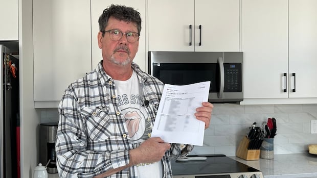 Image for the article: Taxpayers complain of long waits for the CRA to fix its errors, deliver refunds