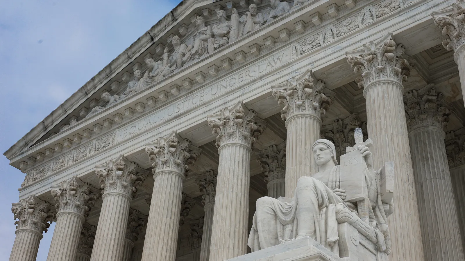 Изображение к статье: Верховный суд США отказывается рассматривать дело об авторском праве на ИИ.