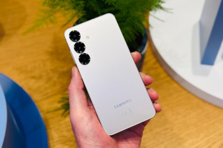 기사 이미지: 삼성 갤럭시 S25는 박스에 충전기가 포함되어 있나요?