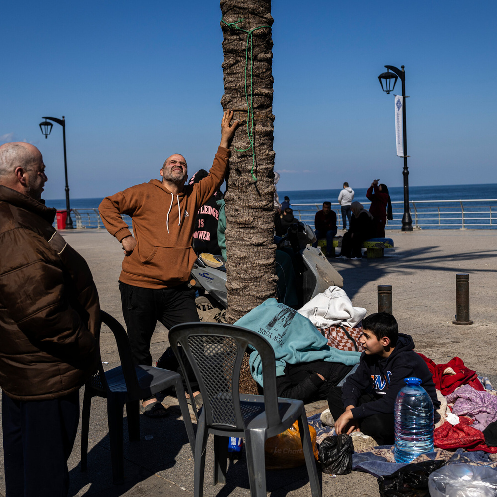 Изображение к статье: "Все больше ливанцев покидают свои дома, пока Израиль наносит ответные удары по поддерживаемой Ираном "Хезболле""